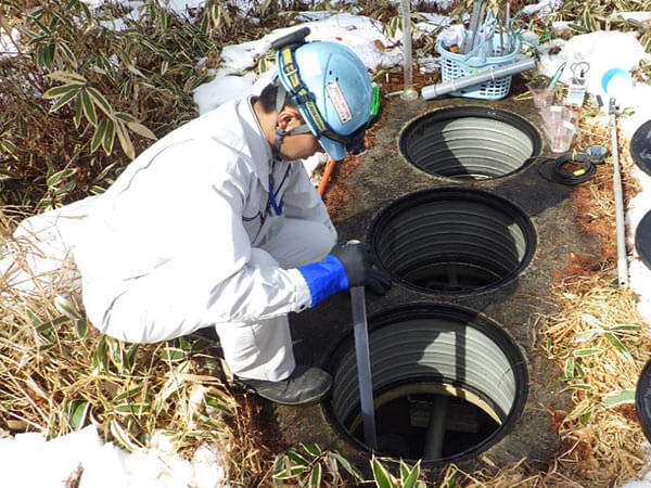 底部に溜まった汚泥測定と汲取時期を判断します