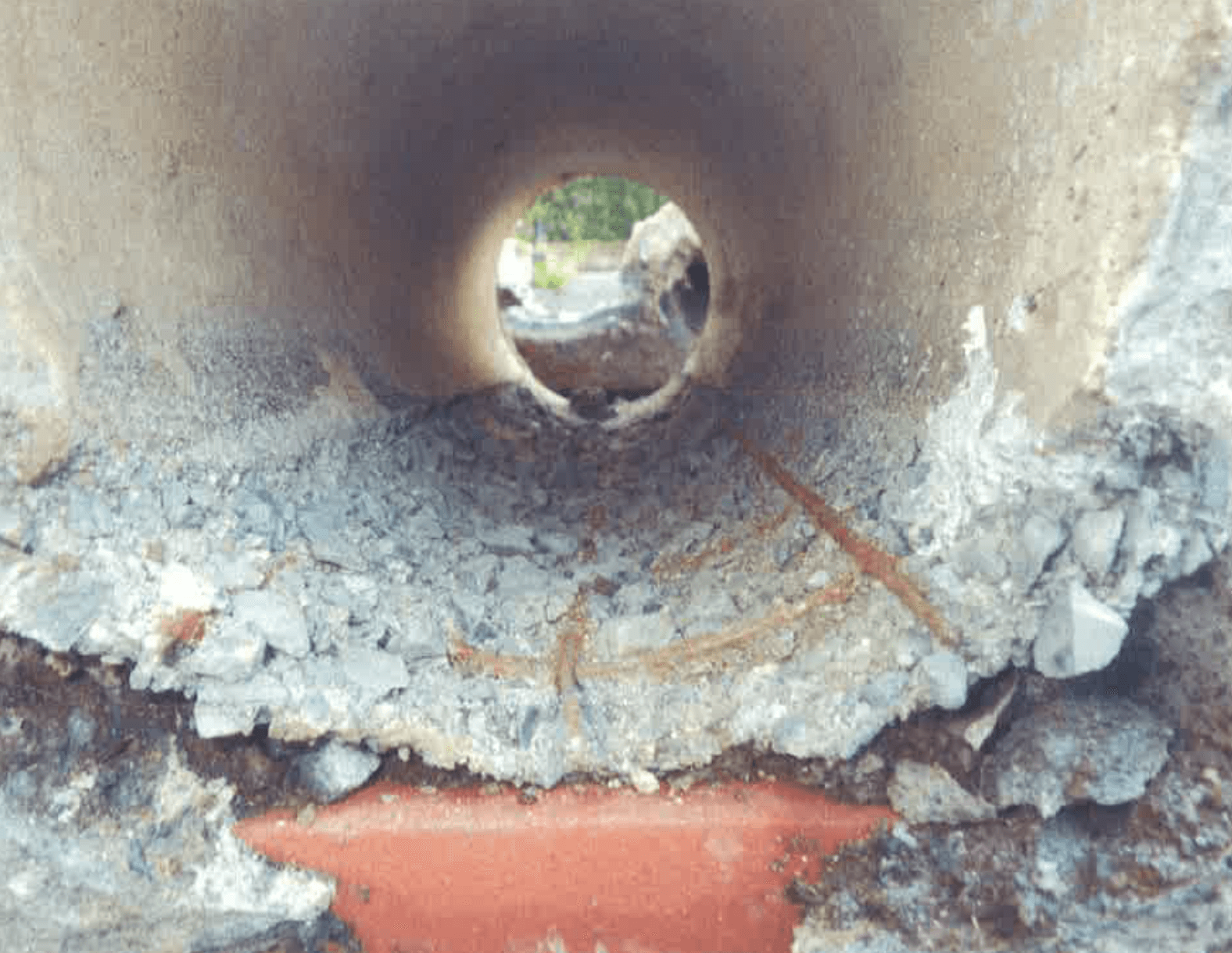 下水道管の損傷事例の写真